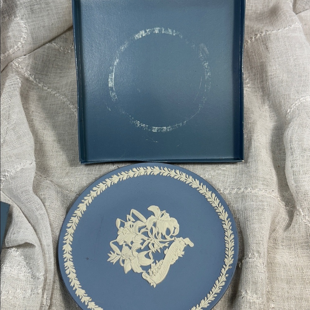 NWT Wedgwood 1988 Mother plate Lily in original box and catalog - Picture 7 of 11